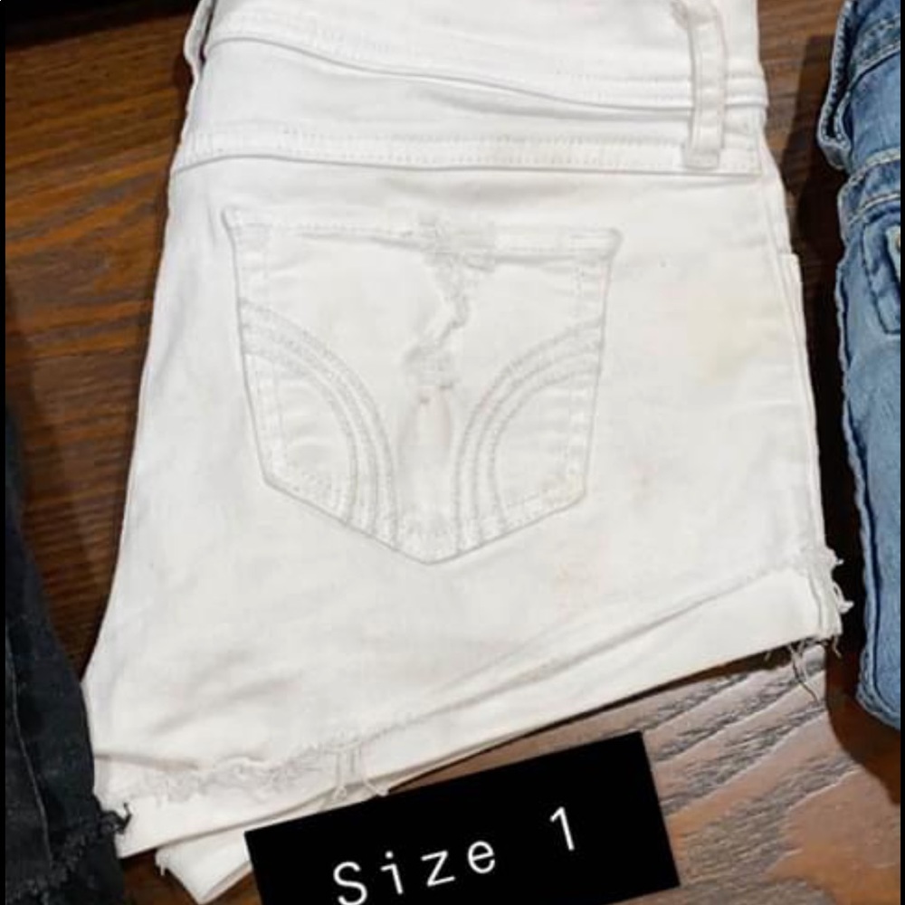 White hollister shorts🤍